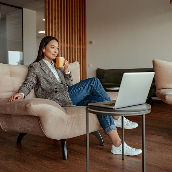A woman on the couch learning about link building