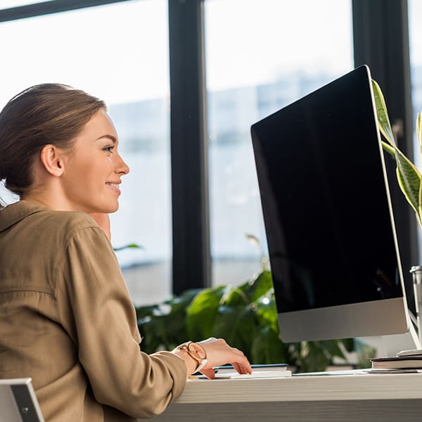 Woman at computer learnig about organic seo consultant